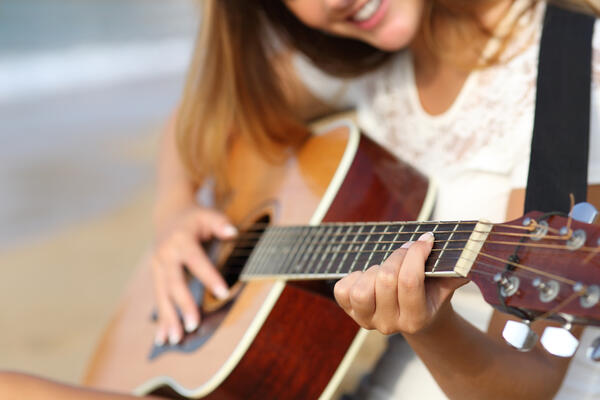 Bild vergrößern: Frau mit Gitarre