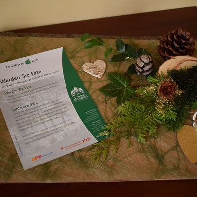 Bild vergrößern: Das Bild zeigt einen Gutschein für eine Baumpatenschaft.