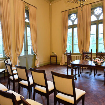 Bild vergrößern: Heiraten im Schloss Evenburg: Das Bild zeigt das Trauzimmer mit Bestuhlung für die Gäste sowie den Trautisch.