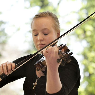 Bild vergrößern: Eine junge Frau spielt eine Violine