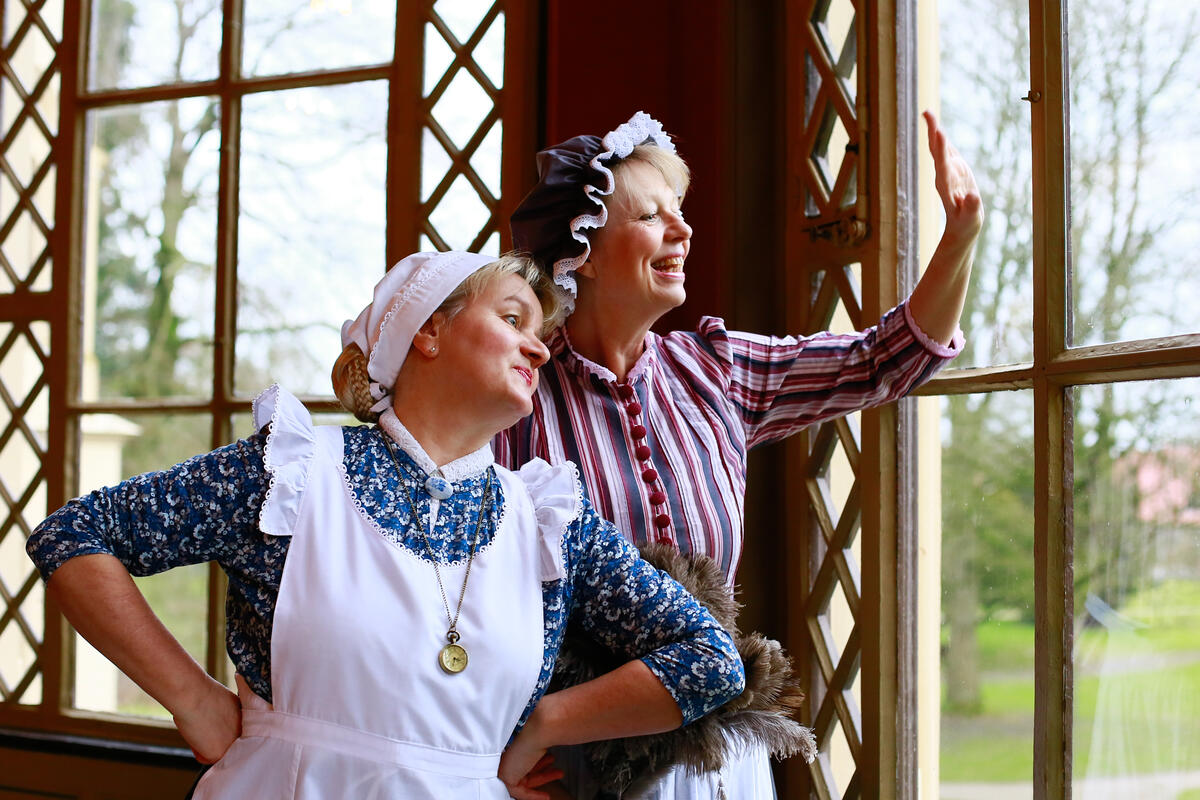 Bild vergrößern: Das Bild zeigt zwei Gästeführerinnen in ihrer Verkleidung als Trientje und Gertrude.
