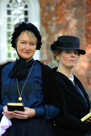 Bild vergrößern: Das Bild zeigt zwei Gästeführerinnen in ihrer Verkleidung Frau Ibelings und Frau Boekhoff.