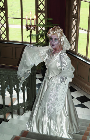 Bild vergrößern: Das Bild zeigt die Gästeführerin in ihrer Verkleidung als Schlossgeist.