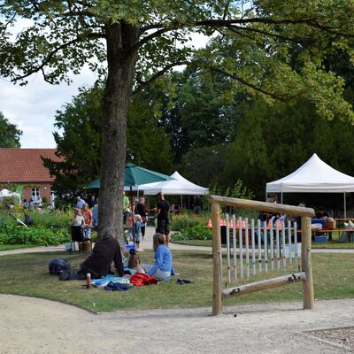 Bild vergr&ouml;&szlig;ern: Familienpicknick im Schlosspark