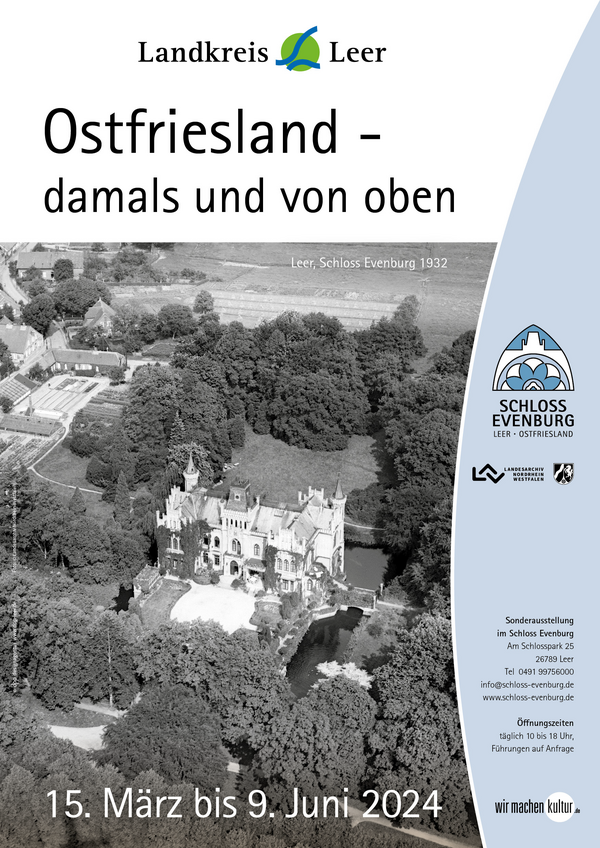 Bild vergrößern: Das Plakat zur Ausstellung "Ostfriesland damals und von oben". Es zeigt ein Luftbild der Evenburg.