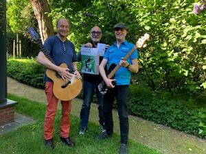 Bild vergr&ouml;&szlig;ern: Musiker mit Gitarre und Sprecher