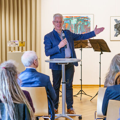 Bild vergr&ouml;&szlig;ern: Mensch spricht vor Menschen