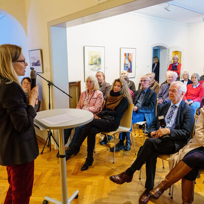 Bild vergr&ouml;&szlig;ern: Mensch spricht vor Menschen