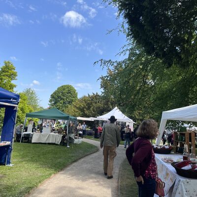 Bild vergr&ouml;&szlig;ern: Aussteller beim Fr&uuml;hlingsmarkt im Schlosspark