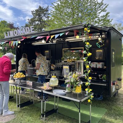 Bild vergr&ouml;&szlig;ern: Aussteller beim Fr&uuml;hlingsmarkt im Schlosspark