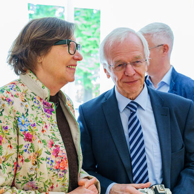Bild vergr&ouml;&szlig;ern: Eine Momentaufnahme der Ausstellungser&ouml;ffnung: Von Mensch zu Mensch - Ida Oelke. Holzschnitte und Malerei.