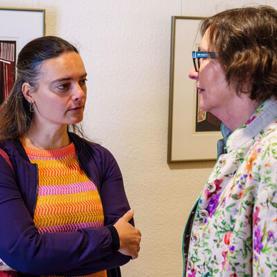 Bild vergr&ouml;&szlig;ern: Eine Momentaufnahme der Ausstellungser&ouml;ffnung: Von Mensch zu Mensch - Ida Oelke. Holzschnitte und Malerei.