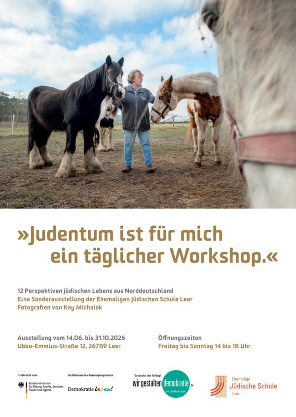 Bild vergr&ouml;&szlig;ern: Plakat zur Sonderausstellung "Judentum ist f&uuml;r mich ein t&auml;glicher Workshop" Vom 14.06. bis 31.10.2026
Ehemalige J&uuml;dische Schule Leer
