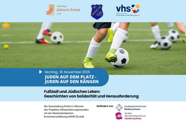 Bild vergr&ouml;&szlig;ern: Plakt zur Veranstaltung Lesung mit Monty Ott und Ruben Gerczikow: Juden auf dem Platz - Juden auf den R&auml;ngen Fu&szlig;ball und J&uuml;disches Leben: Geschichten von Solidarit&auml;t und Herausforderung am 16. November in der Ehemaligen J&uuml;dischen Schule Leer.