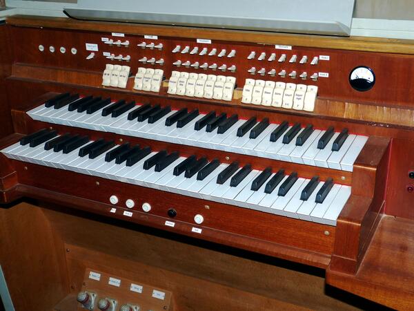 Bild vergrößern: Es wird eine Tastatur einer Orgel gezeigt
