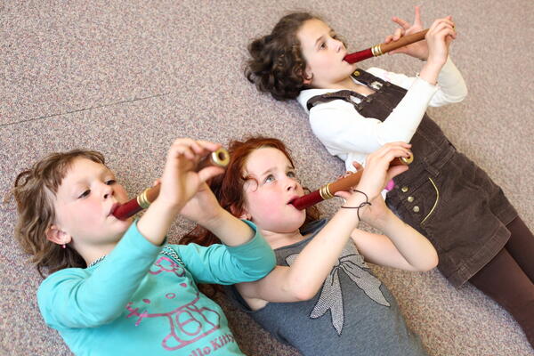 Bild vergrößern: Zu sehen sind Kinder mit Flöten.