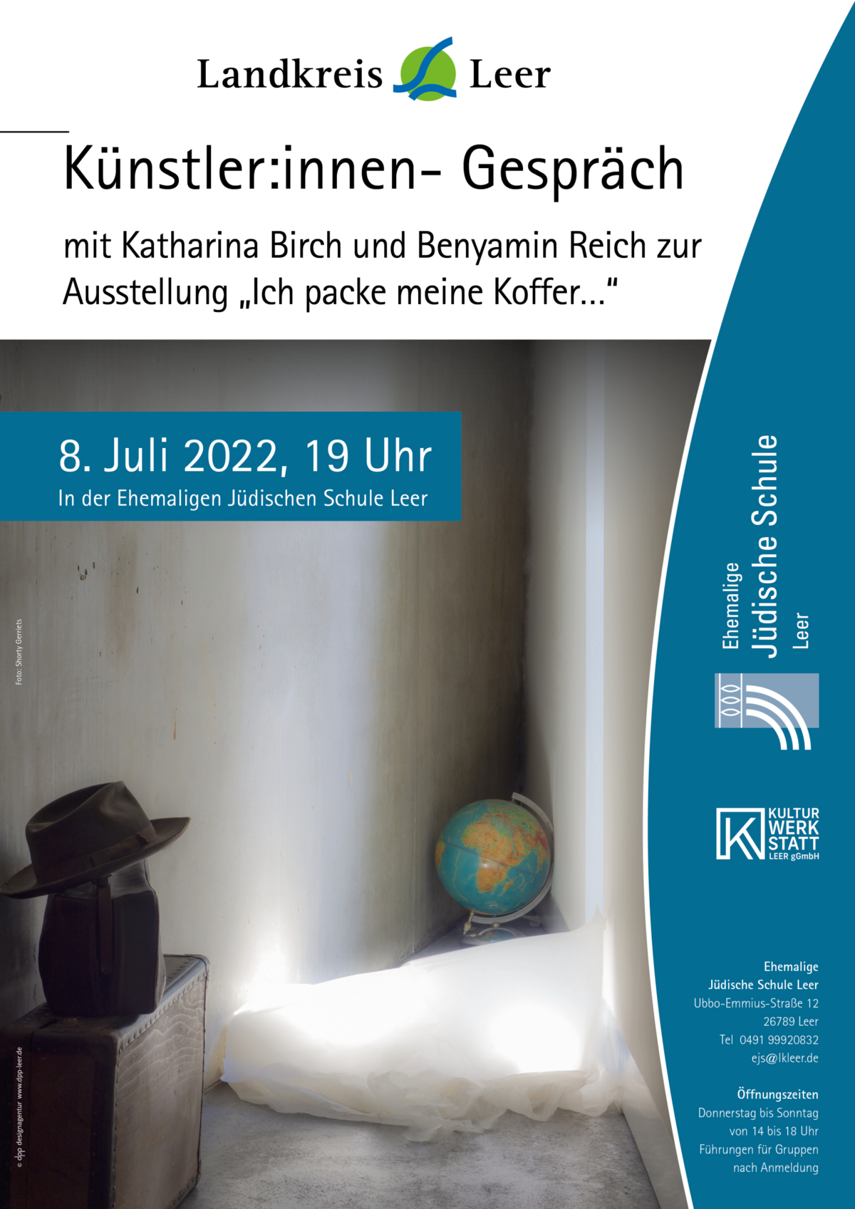 Bild vergrößern: Zu sehen ist das Plakat zum Künstler:innen-Gespräch mit Katharina Birch und Benyamin Reich zur Ausstellung "Ich packe meine Koffer..."  am 8. Juli 2022.