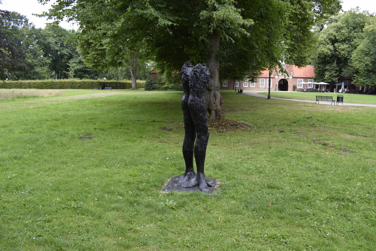Bild vergrößern: Eine Skulptur im Evenburgpark